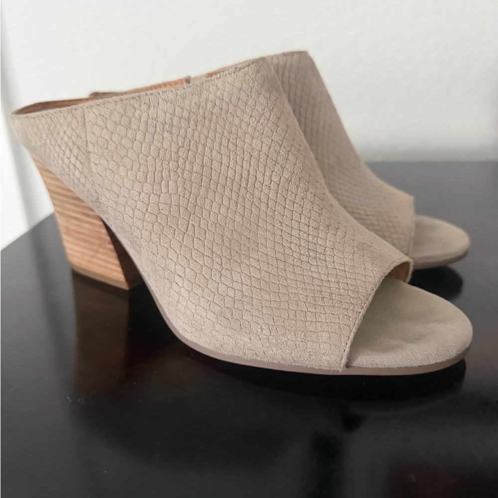 Franco Sarto Feline Suede Mules Peep Toe Textured Beige Tan Heeled Shoes Sz 7.5